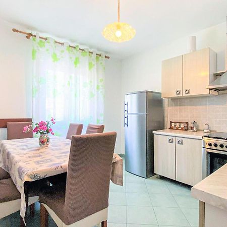1 Bedroom Nice Apartment In Kastel Sucurac Kaštela Buitenkant foto