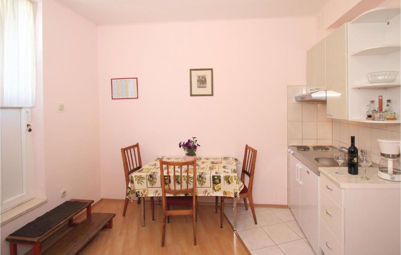 1 Bedroom Nice Apartment In Kastel Sucurac Kaštela Buitenkant foto