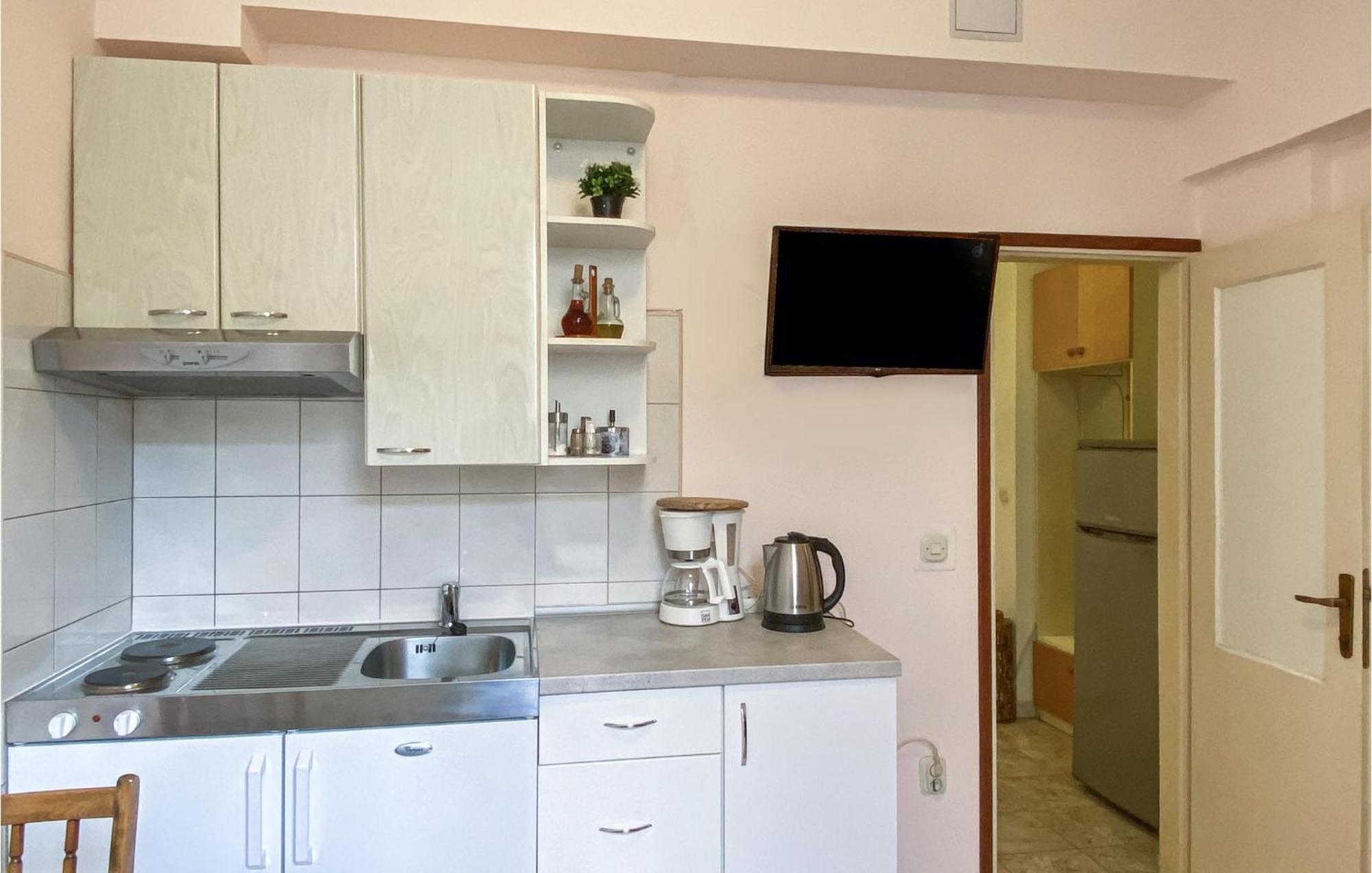 1 Bedroom Nice Apartment In Kastel Sucurac Kaštela Buitenkant foto