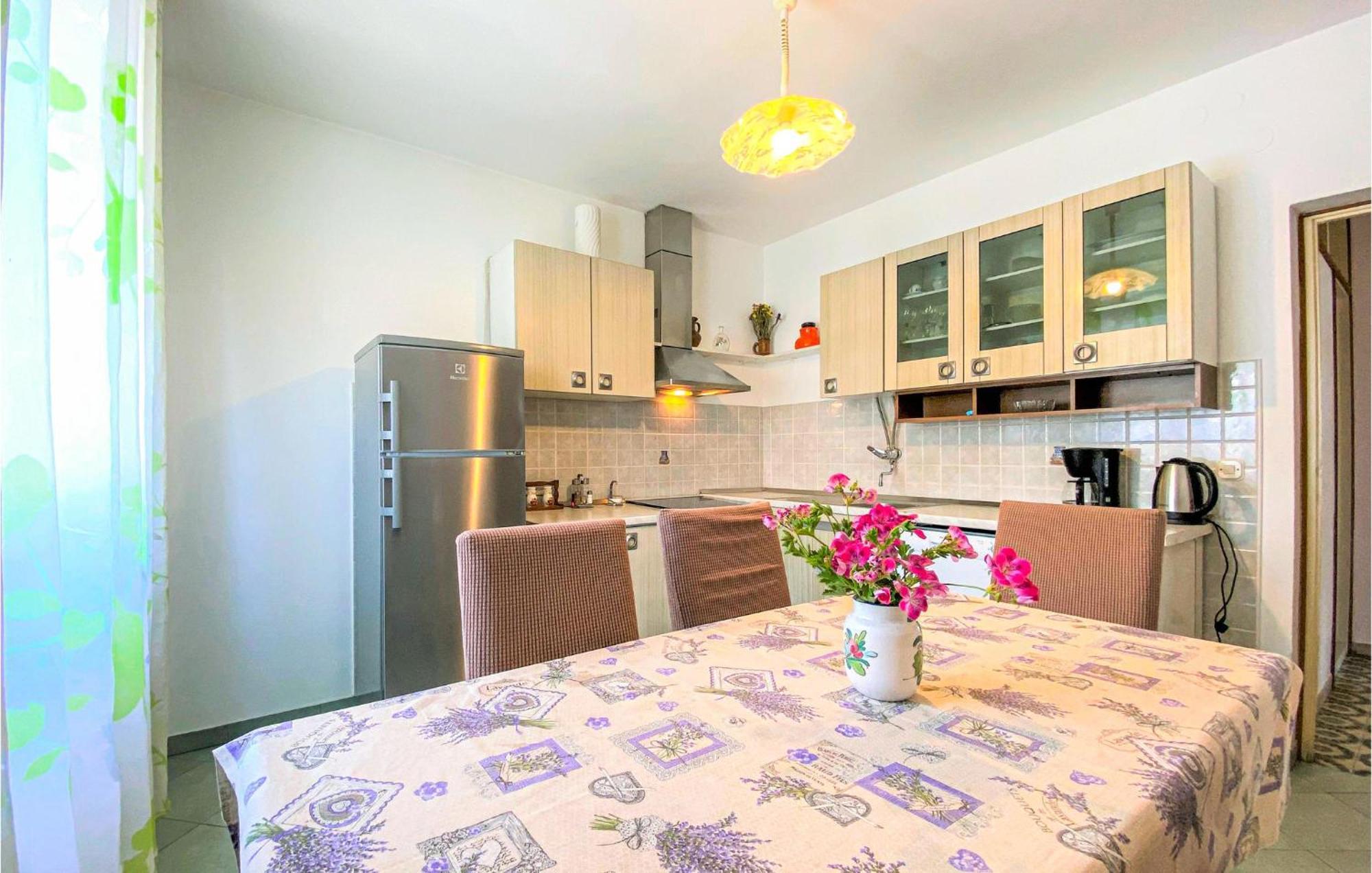 1 Bedroom Nice Apartment In Kastel Sucurac Kaštela Buitenkant foto