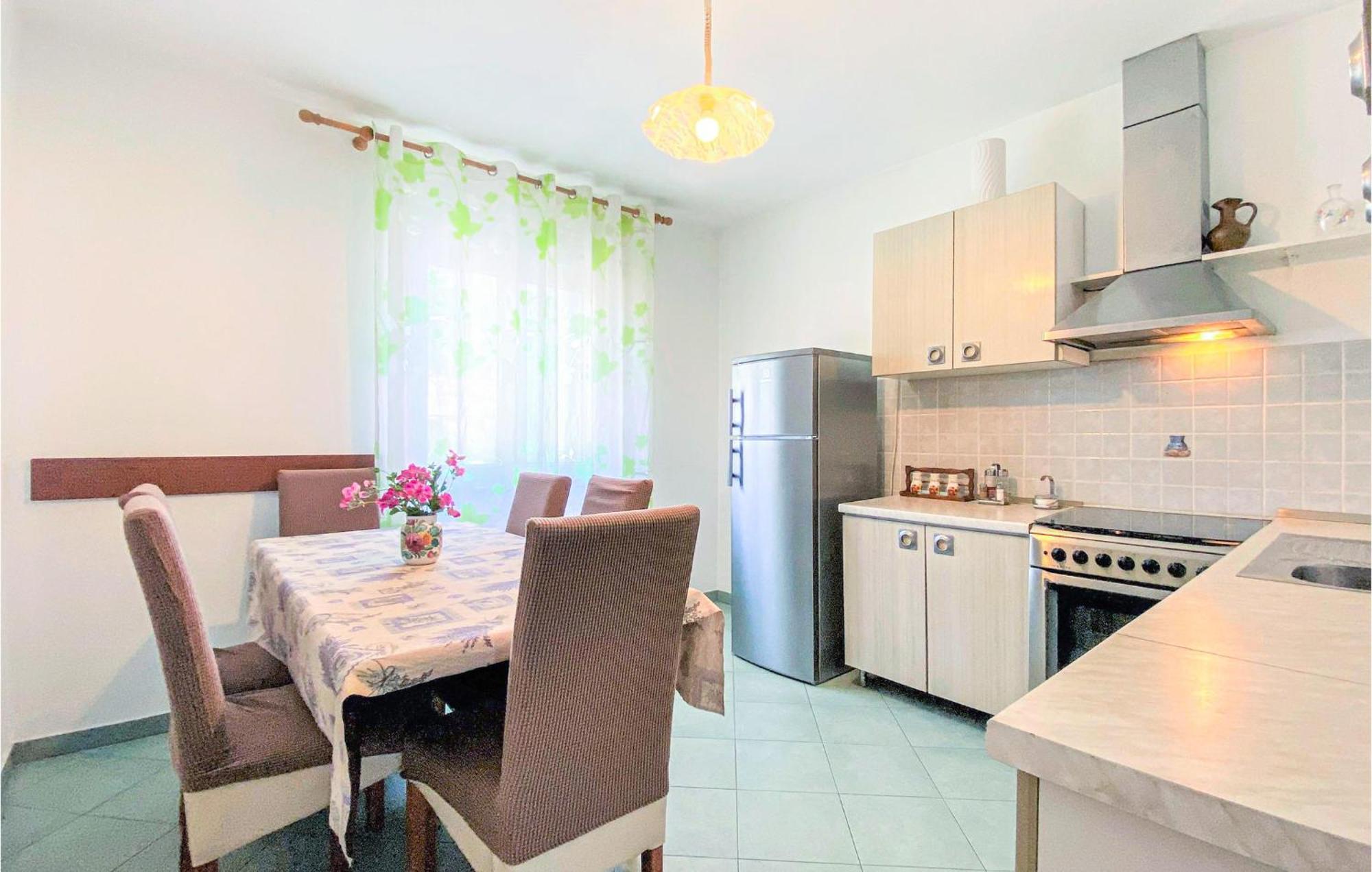 1 Bedroom Nice Apartment In Kastel Sucurac Kaštela Buitenkant foto